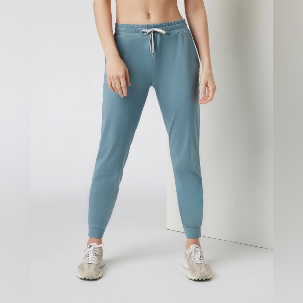 Like new Vuori women’s performance jogger dream knit size XS smoke blue heather